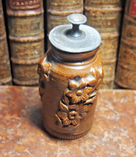 tabatiere sous forme d'un tout petit pot à tabac en gres et etain