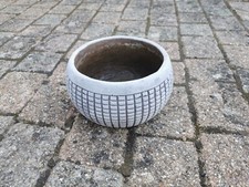 Gros pot/cache pot en ciment structuré à l'extérieur