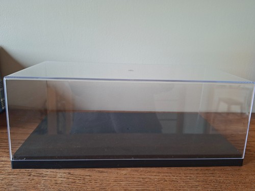 Boite plexiglas sur - sur, socle