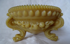 ANCIEN DRAGEOIR ,VIDE POCHE COUPE OPALINE DE FOIRE TRIPODES DAUPHINS COQUILLAGES