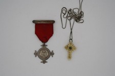 Lot DEUX Objets Religieux: CROIX STANHOPE, CROIX MONTMARTRE