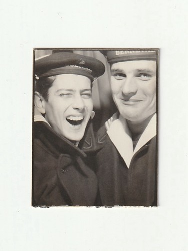 Deux jeunes marins - riant, l'un