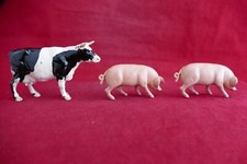 Animaux de la ferme Une vache (manque queue) et 2 cochons - Britains Plastique