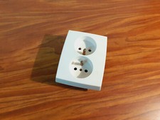 Prise double 2 pôles + T LEGRAND sur boîte d'encastrement simple réf 50868