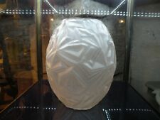 Très jolie vase époque Art Déco aux motif en relief géométrique...