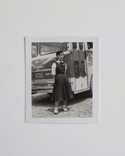 Jeune femme uniforme école