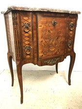 Petite commode sauteuse