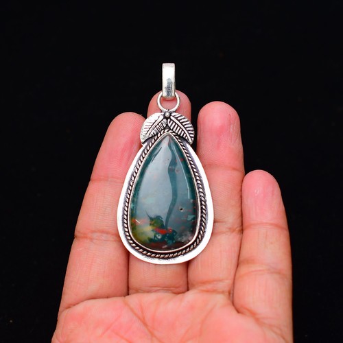 Pendentif bijoux fait - , main