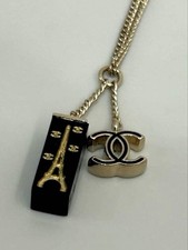 Collier CHANEL 05C doré logo