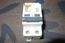 DISJONCTEUR 32A COURBE C, 2POLES PROTEGES 32AMPERES MERLIN GERIN