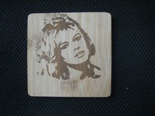 Médaillon très rare Brigitte BARDOT gravure sur bois naturel