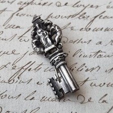 Broche Ancienne en Forme de Clé Métal Argenté Sainte Anne d'Auray Vers 1930