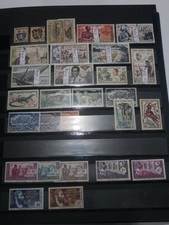 COLONIES FRANCAISES LOT + 700 TIMBRES NEUFS ET OBLITERES DANS UN ALBUM.