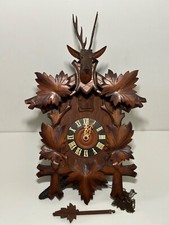 Coucou Forêt Noire en bois ancien sculpté tête de cerf, horloge murale mécanique