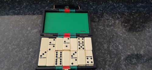 Jeu dominos pièces dans - de,