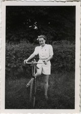 PHOTO ANCIENNE - VINTAGE SNAPSHOT - VÉLO BICYCLETTE MODE FEMME-BIKE FASHION 1939