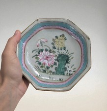 Petite assiette octogonale sur
