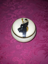 Bombonnière, boîte à bijoux en albatre à décor de pierrot musicien XX siècle