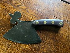 couperet-hachoir ancien, motif fleur de lys