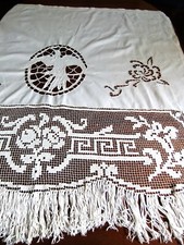 rideau ancien 138 cm x 137 cm à décor d'un perroquet brodé et filet rebrodé 