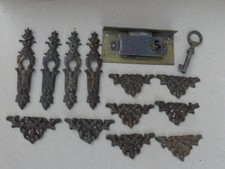 anciens bronzes d'ameublement , entrée de serrure , verrou à clé , décor  meuble