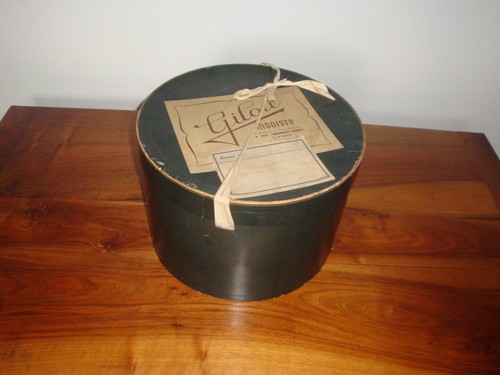 Ancienne boite chapeau en - à,
