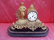 Belle Vieux Horloge De Cheminée, Pendule, Métal, Avec Socle En Bois !