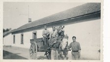 Snapshot argentique soldats 403è R.A. charrue cheval guerre war ferme clairon