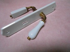 2 Poignées et 1 Plaque de Porte en Porcelaine Blanche et laiton