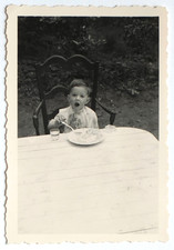 Garçon mange seul table jardin taches - Photo ancienne snapshot