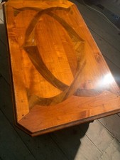 Table basse en merisier massif sigle Cartier en noyer massif incrusté 