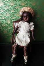 ancienne petite poupée noire Simon Halbig  avec male et trousseau no Jumeau