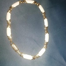 Collier parfait état ( Monet Cream Enamel?)