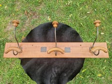 Portemanteau mural ancien à trois crochets, dans un style Art Nouveau rustique.