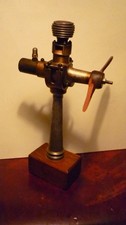 ancien moteur thermique sur socle modelisme avion compression ok