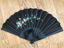 Eventail tissu noir peint d'un