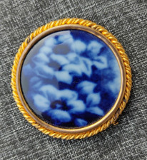 Bijou ancien Broche ronde porcelaine décor bleu fleur DLG Chauffriasse LIMOGES