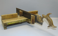 -ANCIENNE BOITE A DECOUPER en BOIS ET SA REGLETTE LAITON AVEC SA SCIE OUTIL  D