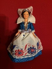 Poupée régionale folklorique