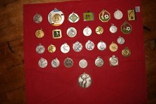 Lot de 31 médailles sportives : Football, handball, etc...