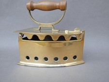 Fer à repasser à braises charbon en laiton doré métal décoration ancien vintage