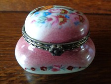 BOITE A PILULES PILULIER EN PORCELAINE D'ART DE LIMOGES DECOR FLORAL OISEAU  N°8