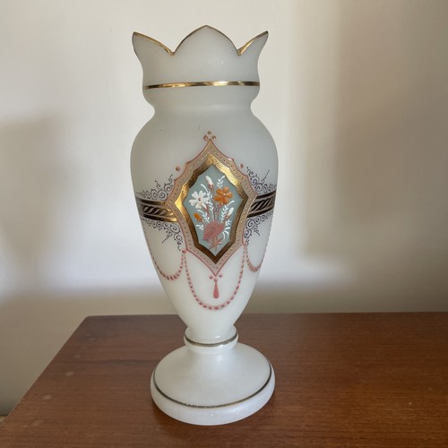 Vase opaline blanche fleurs - en,