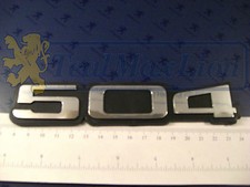 Monogramme 504 autocollant (aluminium chromé) Peugeot 504 PU, 504 M1980->sauf cc