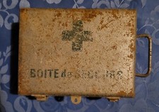 ANCIENNE BOÎTE DE SECOURS EN