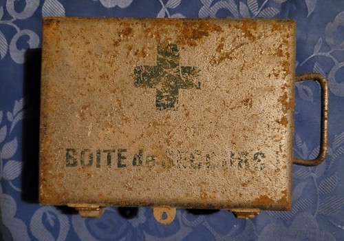 Ancienne boîte secours - ancienne, de