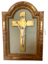 Crucifix sur un cadre en bois et stuc doré Objet de culte XIX siècle