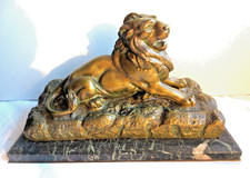 Ancien encrier 1900, régule vieil Or: Lion allongé sur terrasse en marbre noir