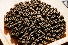 Lot de caractères à dorer police matériel de reliure dorure cuir bronze laiton °