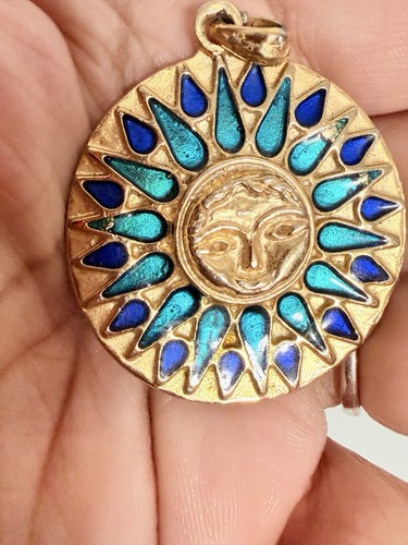 Pendentif soleil visage émail